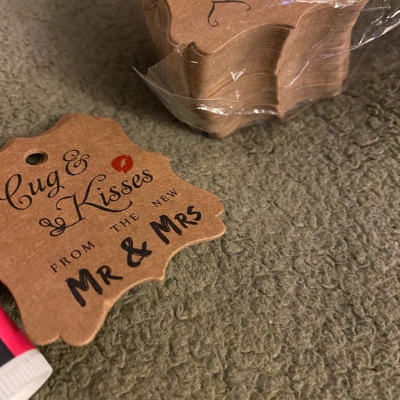 100 Cardstock Tags Hugs & Kisses From The New - Picture 2 of 4